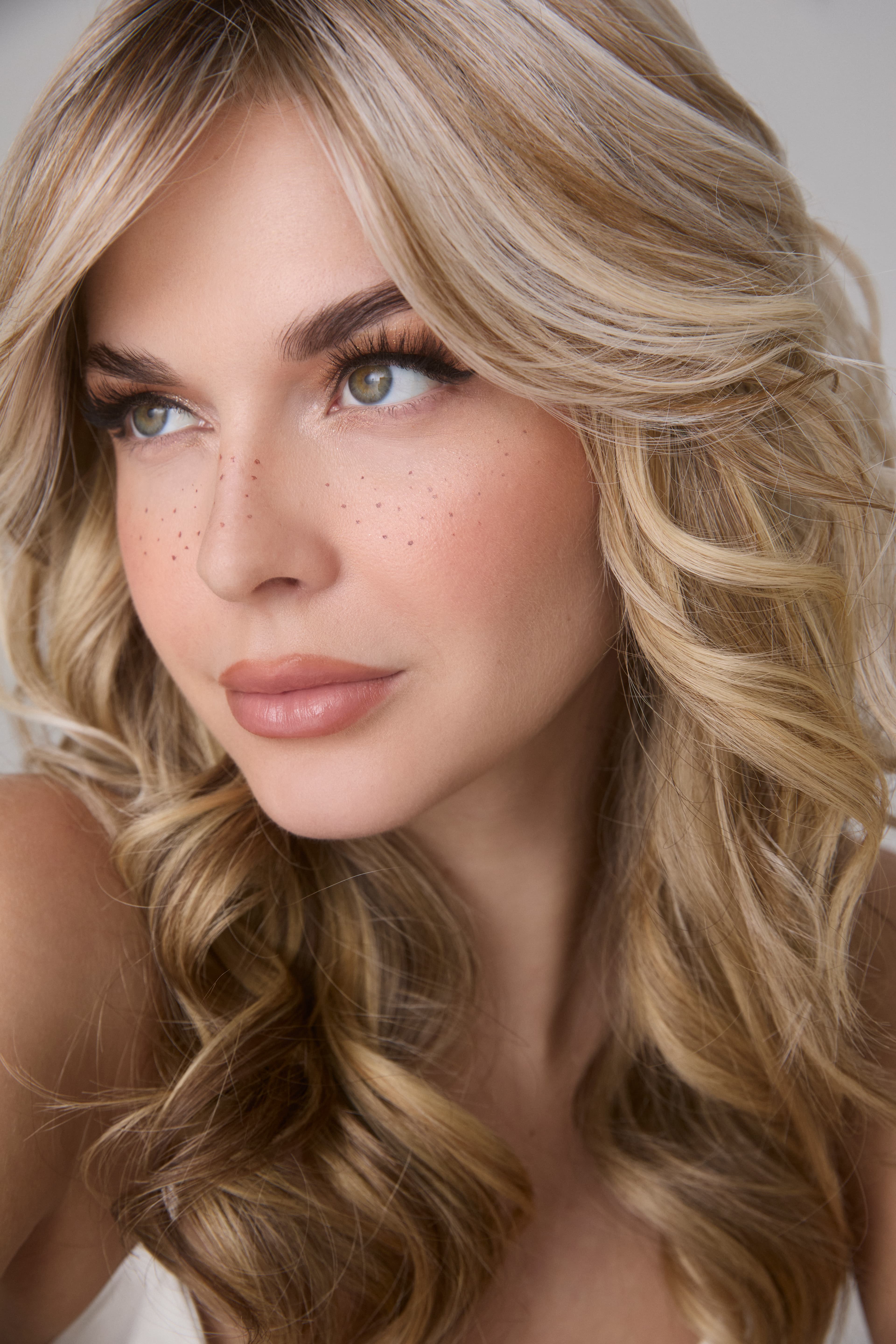 Medium Wavy Topper in Sea Salt Blond (Rooted)